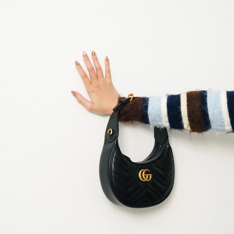 Gucci Marmont 衍縫小牛皮手提/斜背彎月包(699514-黑)-2