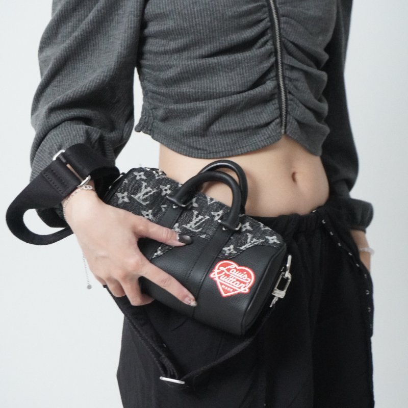 Louis Vuitton Nigo Keepall XS 愛心塗鴉牛仔布拚牛皮二用斜背包(M81010-黑)-0