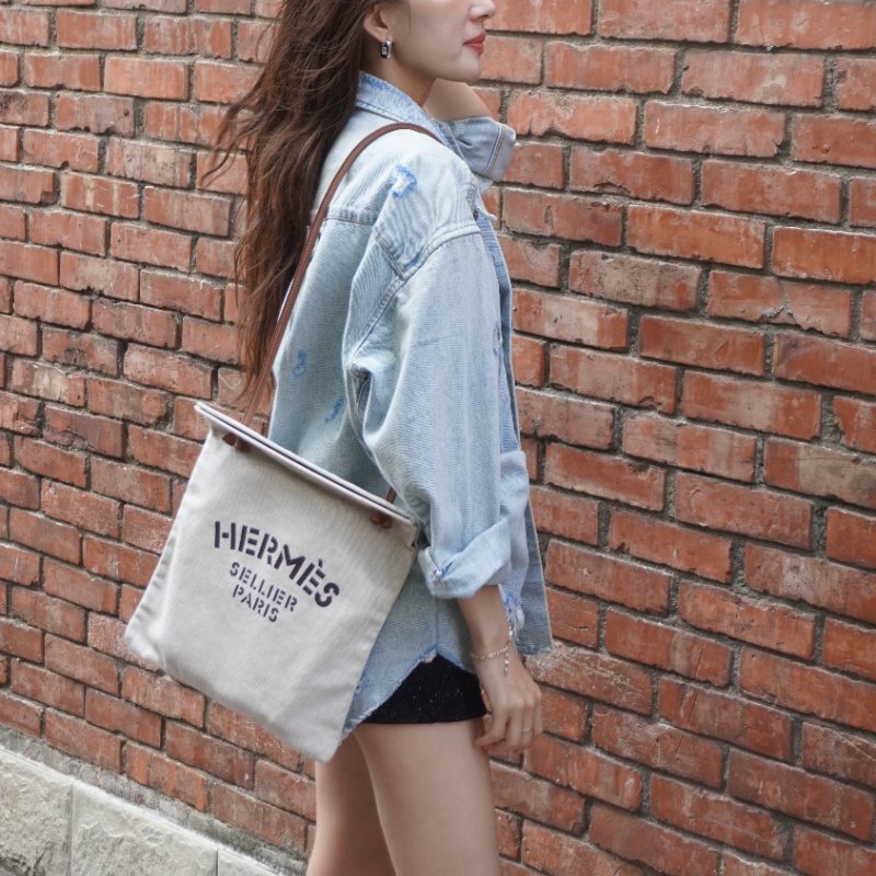 Hermes 展示品 Aline Groom 人字紋帆布肩背包(粉筆白/金)-0