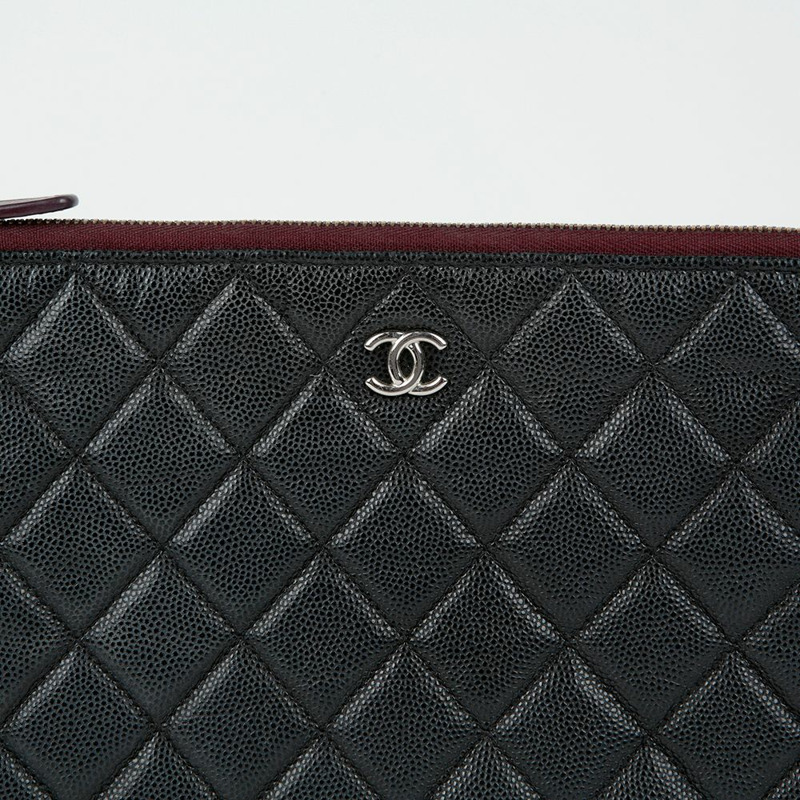 CHANEL Caviar Skin 經典新款中型手拿包 A82545-2