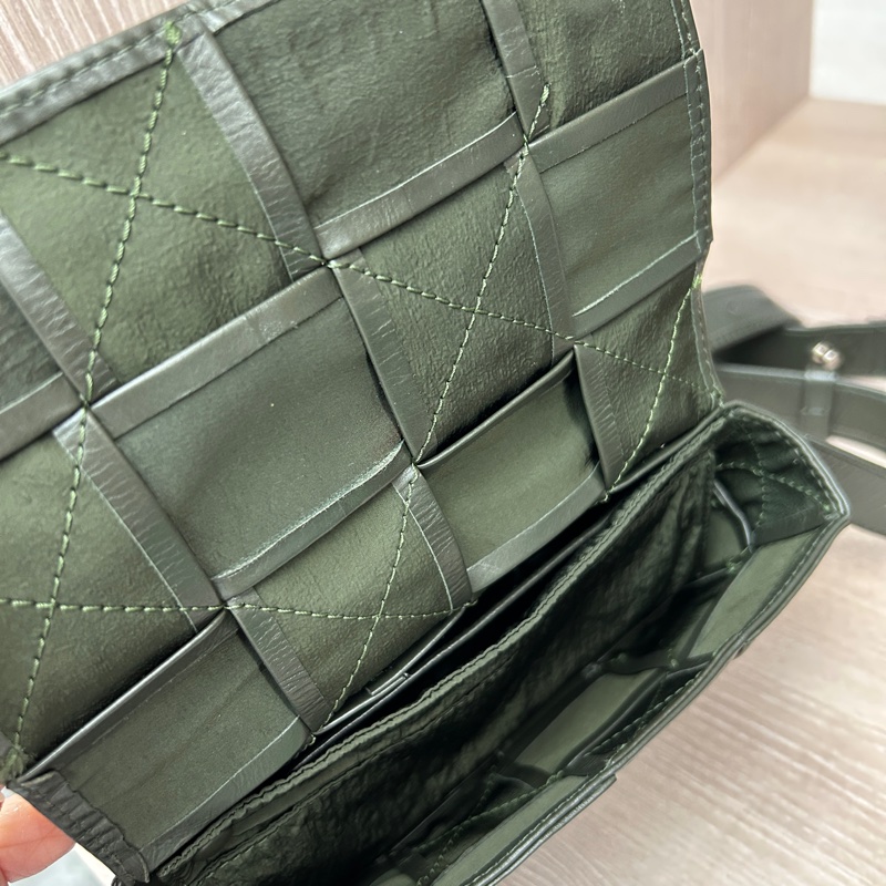 Bv 綠油臘牛皮belt cassette 8格胸口包-3