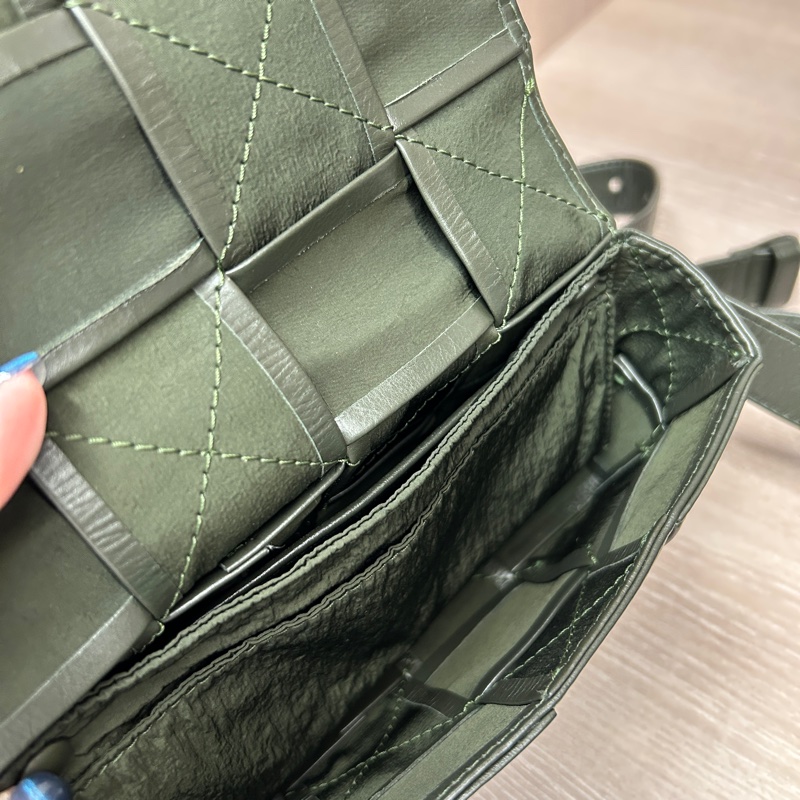 Bv 綠油臘牛皮belt cassette 8格胸口包-4