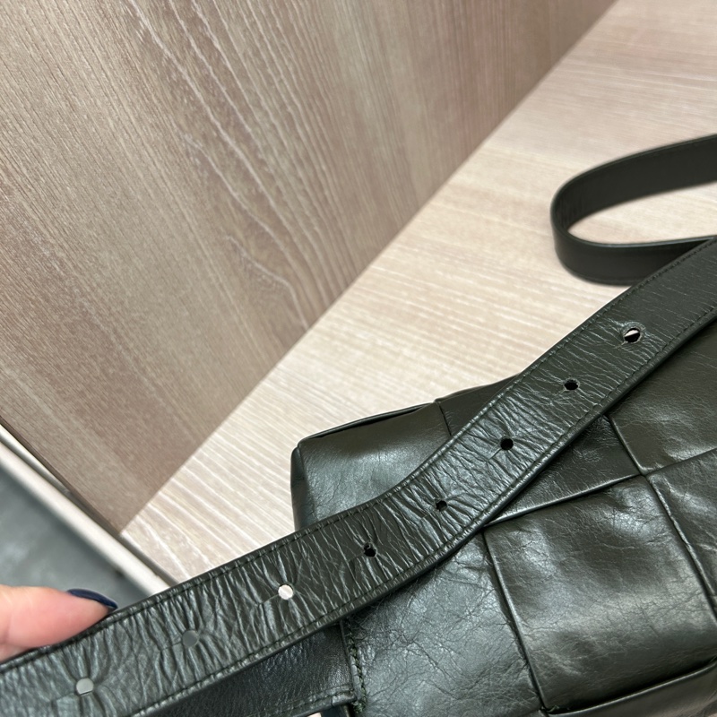 Bv 綠油臘牛皮belt cassette 8格胸口包-5