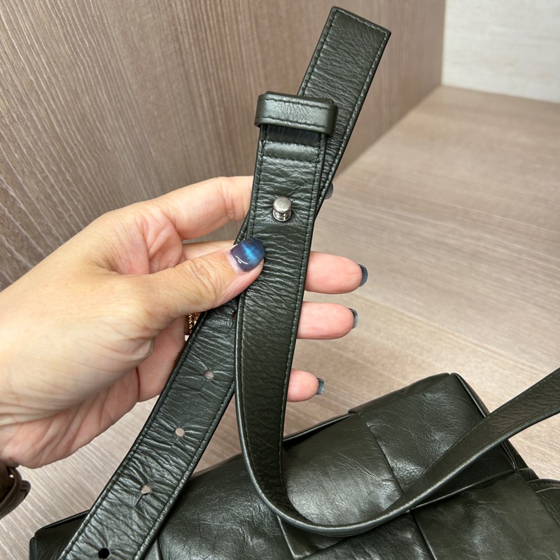 Bv 綠油臘牛皮belt cassette 8格胸口包-6