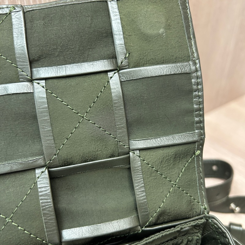 Bv 綠油臘牛皮belt cassette 8格胸口包-7