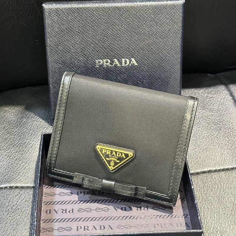 💎Han's house精品服飾💎 PRADA 三角鐵牌 尼龍 牛皮 零錢袋 短夾 義大利製-0