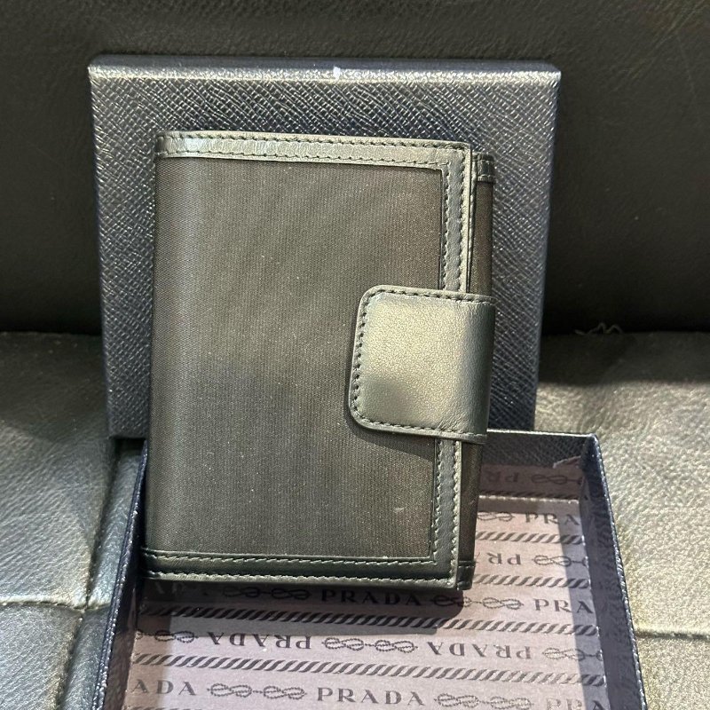💎Han's house精品服飾💎PRADA 三角鐵牌 尼龍 牛皮 三折 零錢袋 短夾 義大利製-8