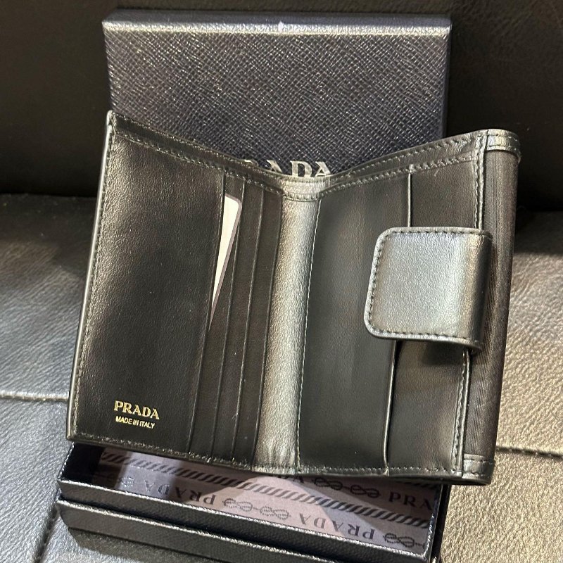 💎Han's house精品服飾💎PRADA 三角鐵牌 尼龍 牛皮 三折 零錢袋 短夾 義大利製-9