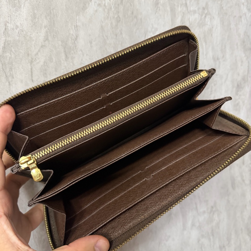 Lv 經典棋盤格對開拉鍊長夾-5