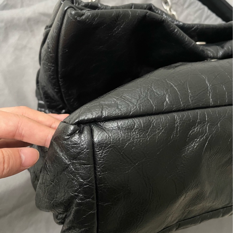 Balenciaga Monaco 黑色油蠟皮鏈條包 底長約33。-6