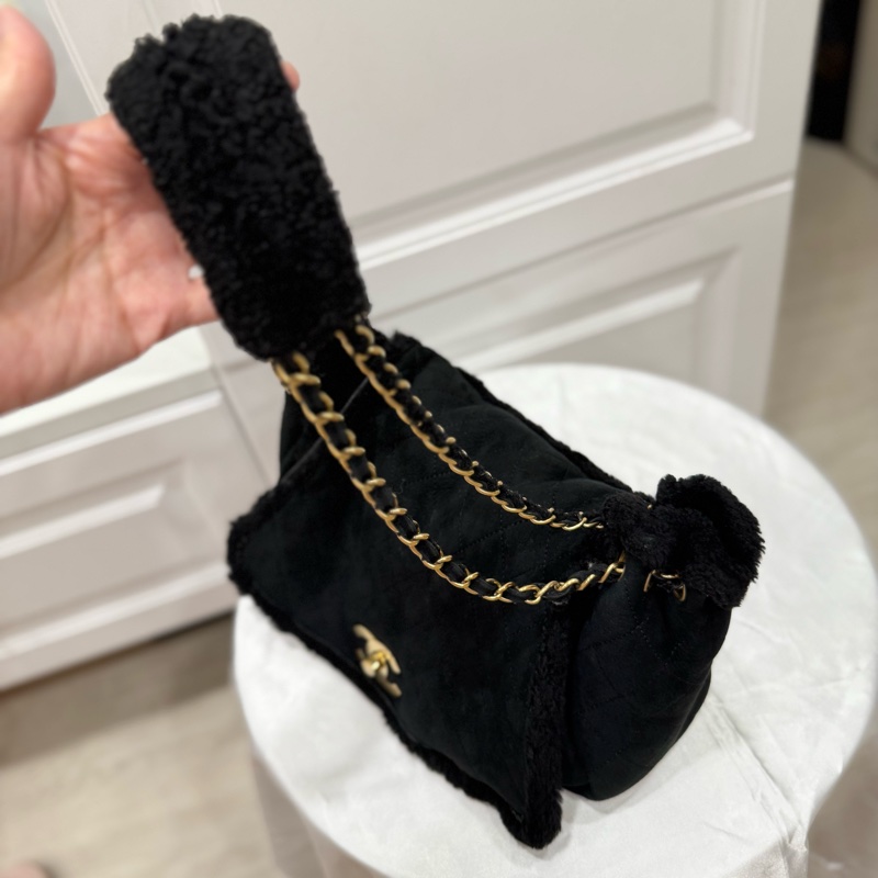 不用7萬超扯🔥CHANEL 黑金大logo麂皮羊羔毛hobo包-29