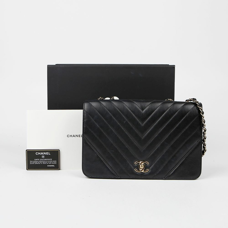 CHANEL 中型 V 型翻蓋肩斜背包 A91588-0