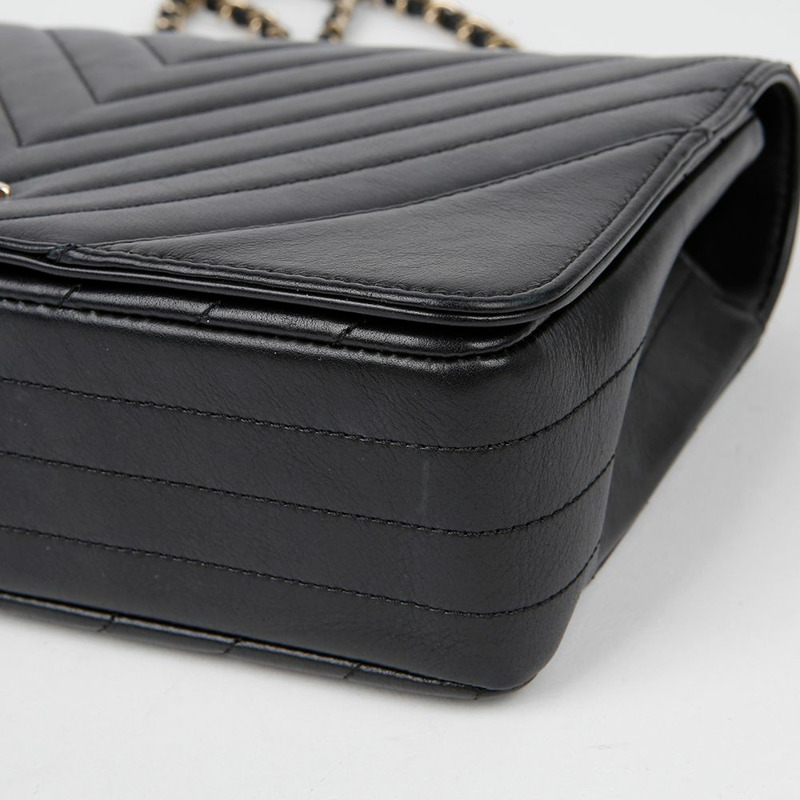 CHANEL 中型 V 型翻蓋肩斜背包 A91588-6