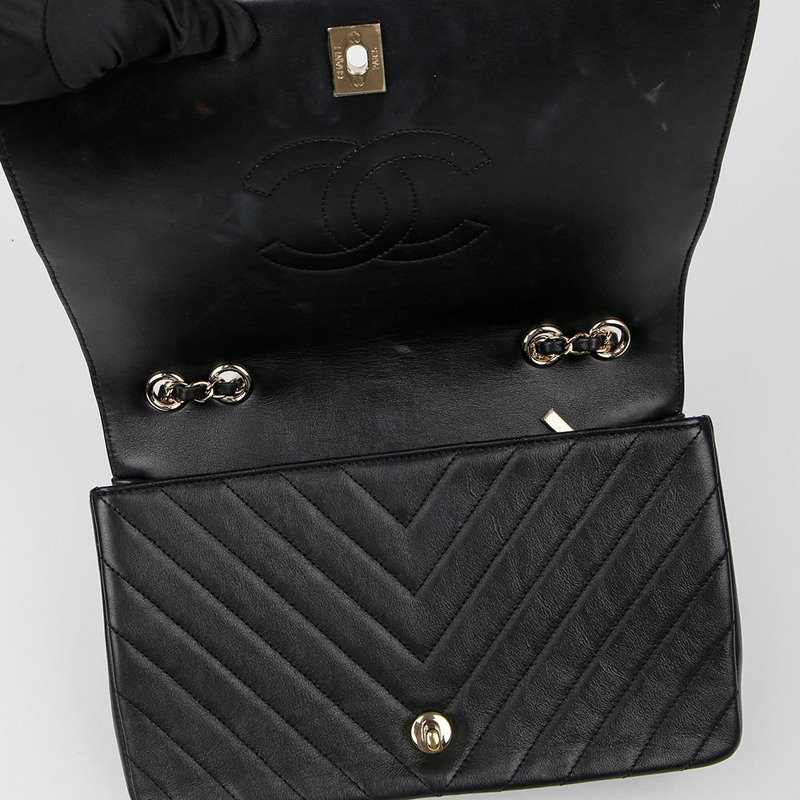 CHANEL 中型 V 型翻蓋肩斜背包 A91588-9