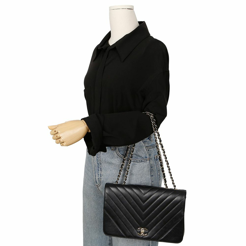 CHANEL 中型 V 型翻蓋肩斜背包 A91588-11