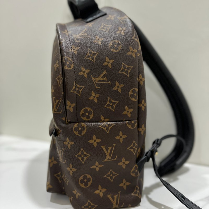 LV 經典咖色老花金扣MM後背包-3