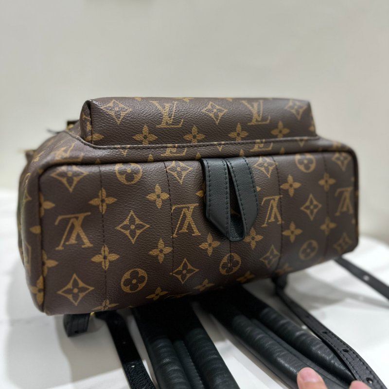 LV 經典咖色老花金扣MM後背包-6