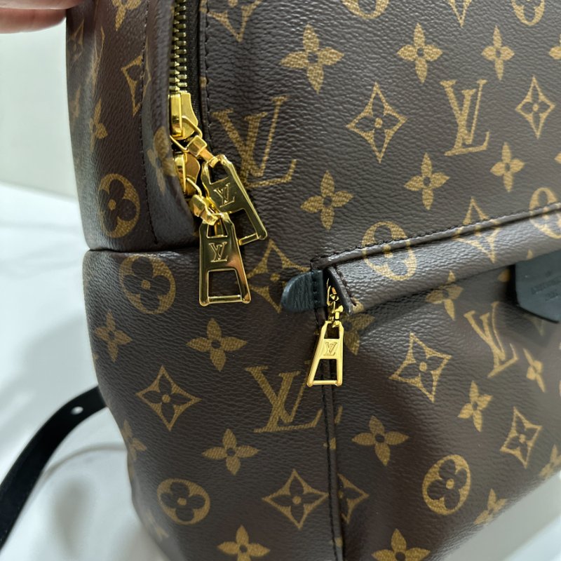 LV 經典咖色老花金扣MM後背包-11