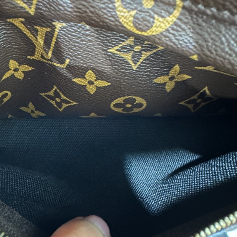 LV 經典咖色老花金扣MM後背包-12