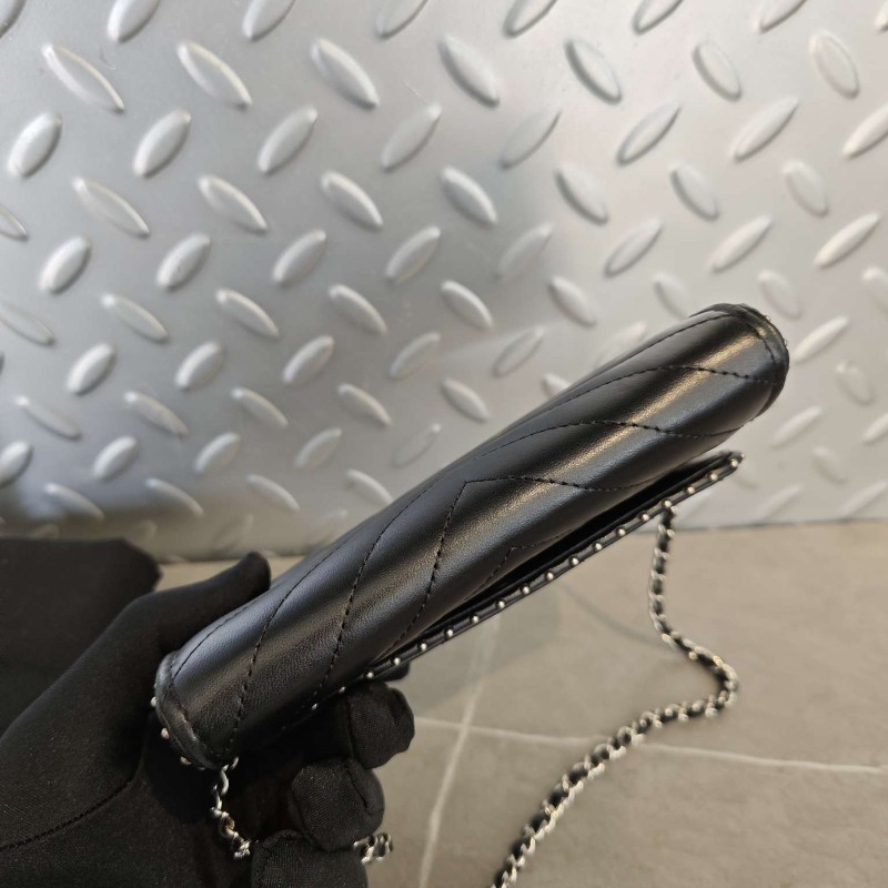 CHANEL香奈兒黑銀V紋mini woc鉚釘鏈條包 斜背包-3