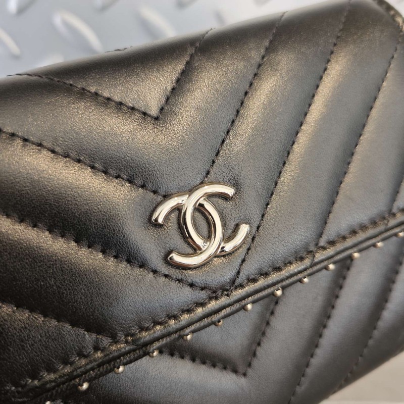CHANEL香奈兒黑銀V紋mini woc鉚釘鏈條包 斜背包-6