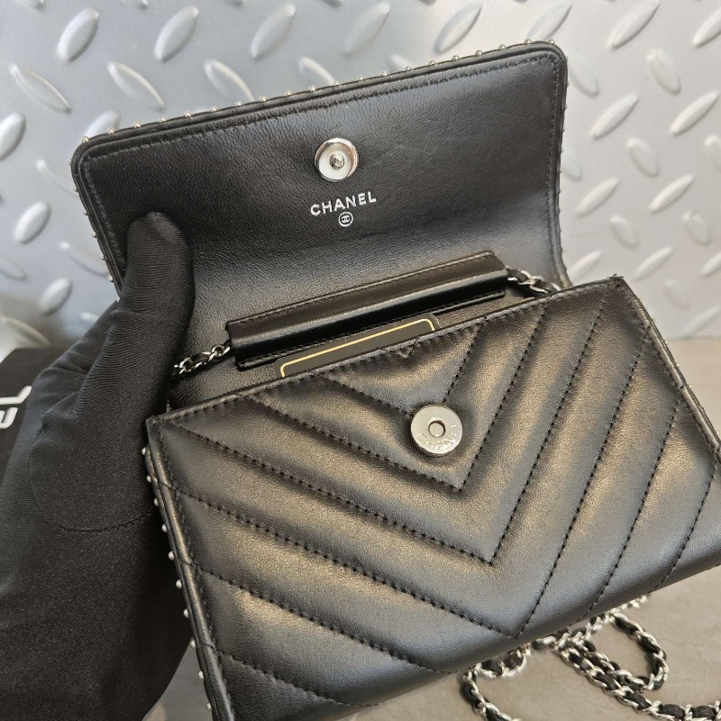 CHANEL香奈兒黑銀V紋mini woc鉚釘鏈條包 斜背包-7