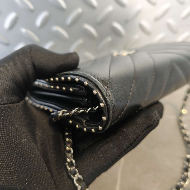 CHANEL香奈兒黑銀V紋mini woc鉚釘鏈條包 斜背包-12