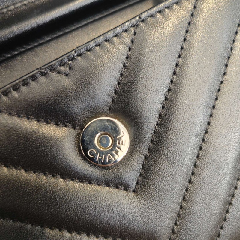 CHANEL香奈兒黑銀V紋mini woc鉚釘鏈條包 斜背包-14