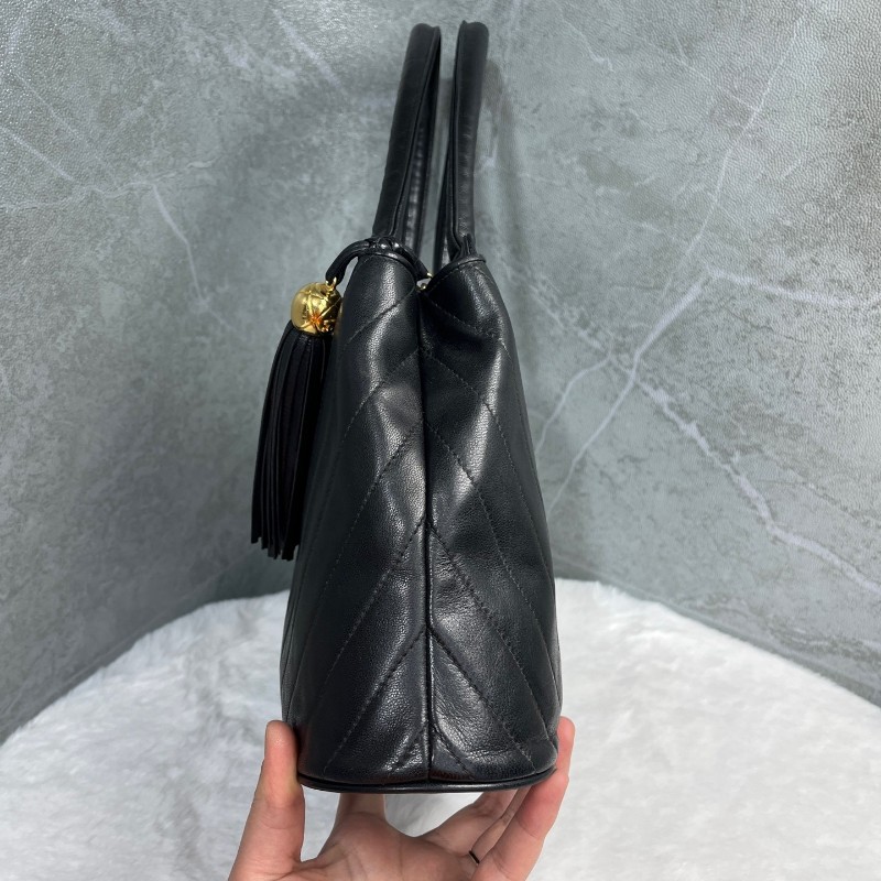 Chanel vintage 香奈兒 黑金流蘇V字紋Kelly手提包-4