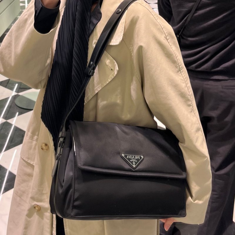 🎉新品好折扣✨Prada 1BD255 Traveller 中款夾棉 Re-Nylon 郵差包 黑色-2