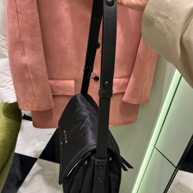 🎉新品好折扣✨Prada 1BD255 Traveller 中款夾棉 Re-Nylon 郵差包 黑色-4