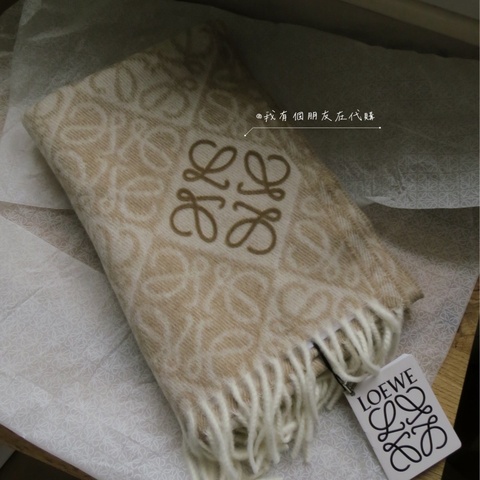 《我有個朋友在代購》Loewe新款圍巾—奶茶色
