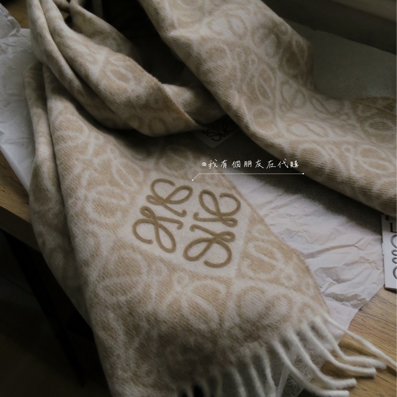 《我有個朋友在代購》Loewe新款圍巾—奶茶色-1