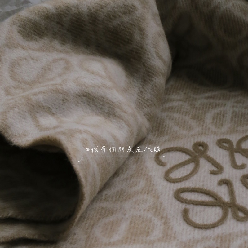 《我有個朋友在代購》Loewe新款圍巾—奶茶色-5