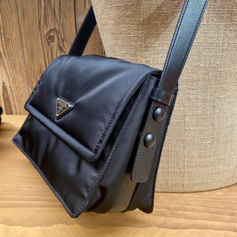 🎉新品好折扣✨Prada 1BD313 Traveller 小款夾棉 Re-Nylon 郵差包 黑色-3