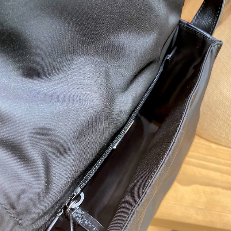 🎉新品好折扣✨Prada 1BD313 Traveller 小款夾棉 Re-Nylon 郵差包 黑色-6