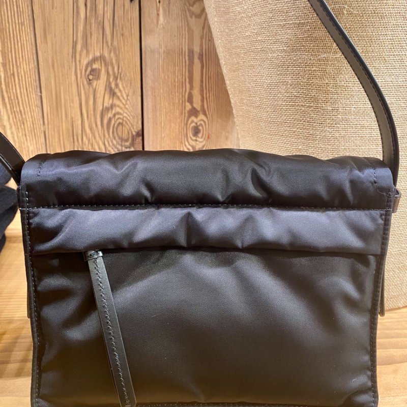 🎉新品好折扣✨Prada 1BD313 Traveller 小款夾棉 Re-Nylon 郵差包 黑色-7