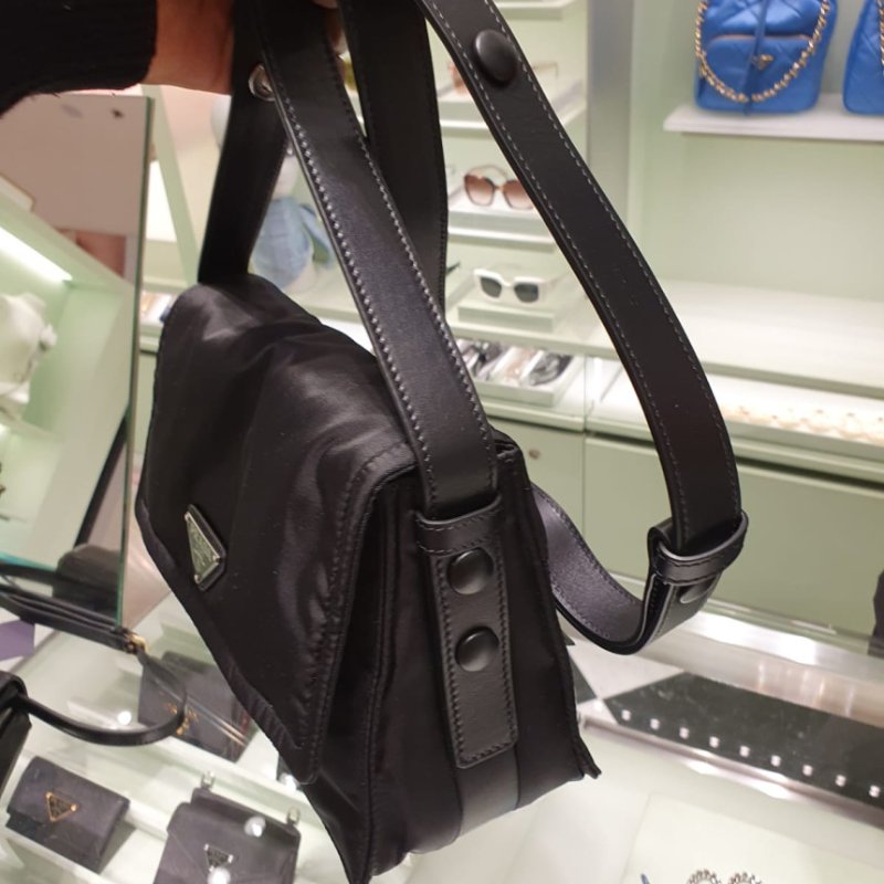 🎉新品好折扣✨Prada 1BD313 Traveller 小款夾棉 Re-Nylon 郵差包 黑色-12