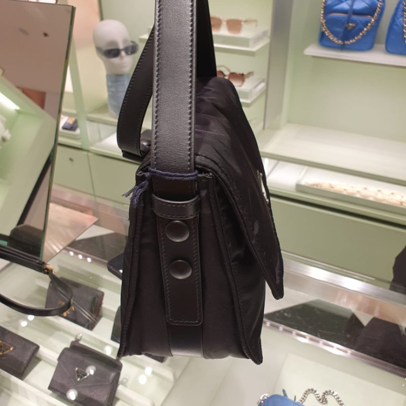 🎉新品好折扣✨Prada 1BD313 Traveller 小款夾棉 Re-Nylon 郵差包 黑色-13