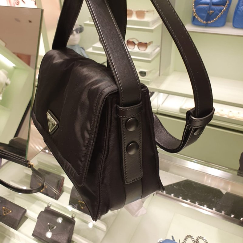 🎉新品好折扣✨Prada 1BD313 Traveller 小款夾棉 Re-Nylon 郵差包 黑色-14