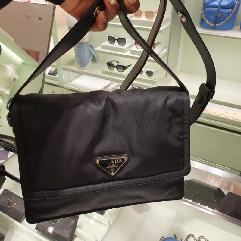 🎉新品好折扣✨Prada 1BD313 Traveller 小款夾棉 Re-Nylon 郵差包 黑色-15