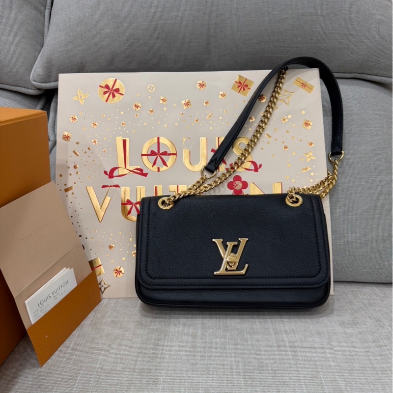 LV M22303新款 LockMe East West 鏈條包 肩背包 斜背包 黑金#晶片款#-0