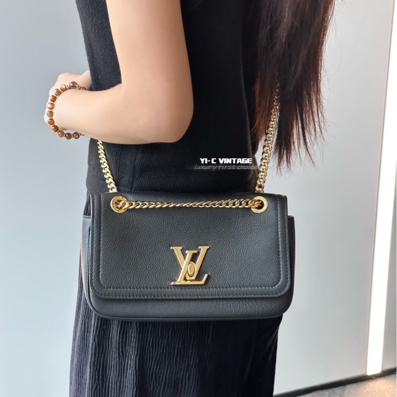 LV M22303新款 LockMe East West 鏈條包 肩背包 斜背包 黑金#晶片款#-4