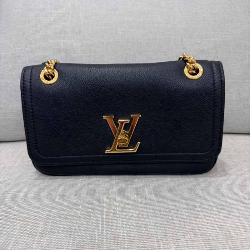 LV M22303新款 LockMe East West 鏈條包 肩背包 斜背包 黑金#晶片款#-5