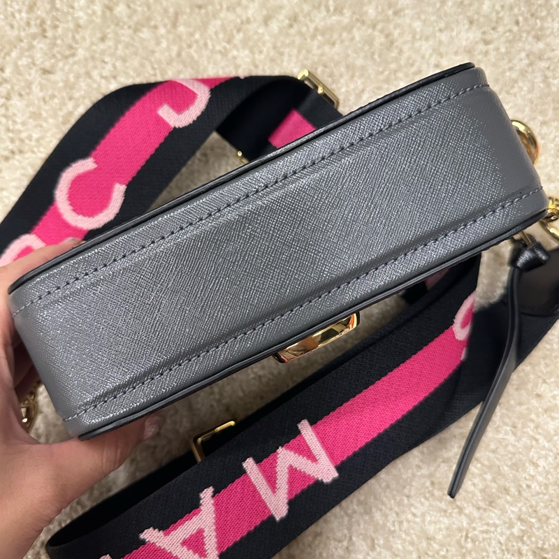 Marc Jacobs相機包 經典配色 黑粉搭配-11