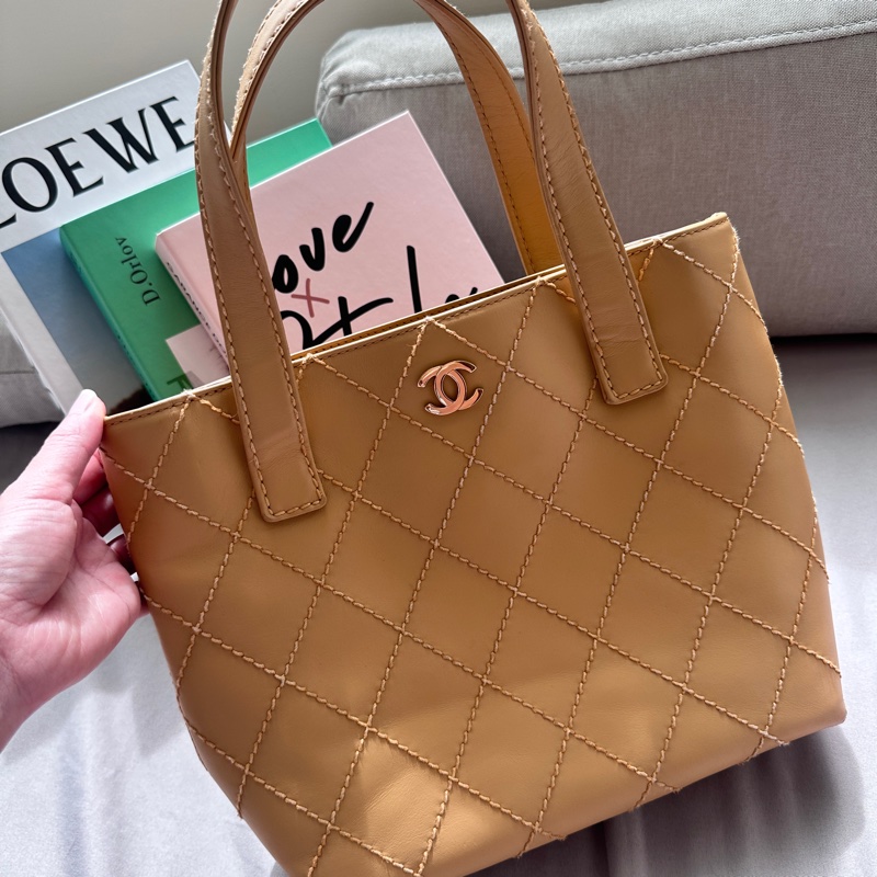 《1萬多帶走98新香奈兒 》Chanel奶茶色金外縫線薇薇安手提包-0
