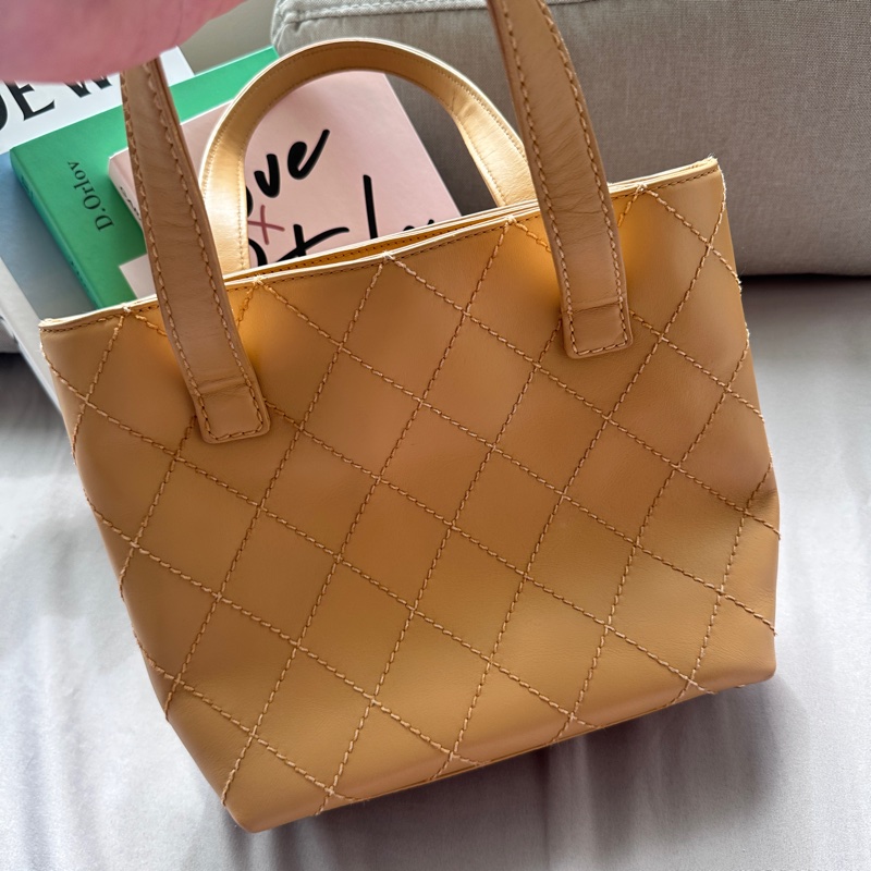 《1萬多帶走98新香奈兒 》Chanel奶茶色金外縫線薇薇安手提包-7
