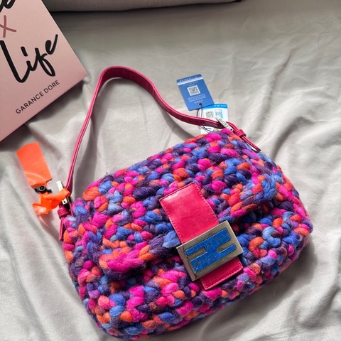 ✨1萬5帶走✨超稀有限量FENDI珐瑯扣彩色編織法棍包