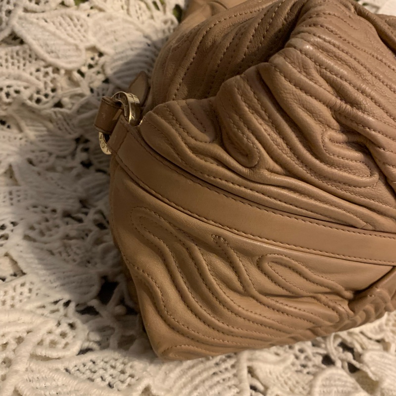 BVLGARI Chandra經典logo金屬扣環 駝色皮革手提包 肩背包-7