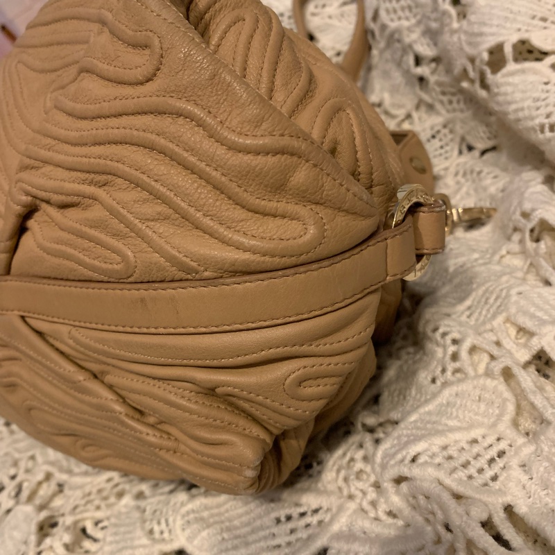 BVLGARI Chandra經典logo金屬扣環 駝色皮革手提包 肩背包-8